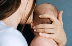  Portrait of mother and newborn baby
