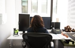 image- women at desk