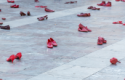 The Amnesty International event on the Plaza de la Virgen. Shoes, painted in red, spread out over the square.