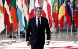 Macron2