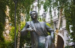 Picture of a statue of a seated man in Kyiv