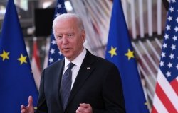 Biden in front of EU and US flag