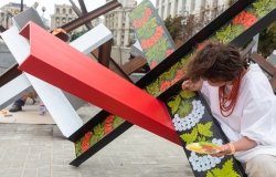 An artist draws patterns in Ukrainian national symbols on anti-tank hedgehogs in Kyiv, turning them into works of art.