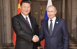 Putin and Xi Handshake