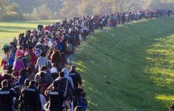 Several Thousand Refugees Travel in the Direction of Deutschland