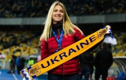 Olha Kharlan holding Ukraine scarf