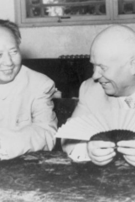 Mao Zedong faces Nikita Khrushchev in 1958.